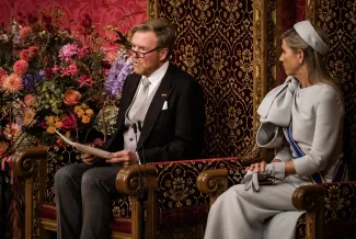 Koning Willem-Alexander leest de troonrede voor met naast zich koningin Máxima.