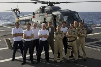 Golf van Aden, 27 Augustus 2009 Het Luchtverdedigings en Commando Fregat (LCF) Hr.Ms. Evertsen (F805) is naast de vaste bemanning van Commandant Cees Vooijs, uitgebreid met de internationale staf van de European Union Naval Force to Somalia onder leiding van de Nederlandse Commandeur Pieter Bindt.