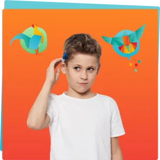 Jongetje met potlood achter oor en twee origamifiguren