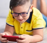 Jongen lezen bril myopie