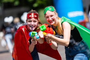 Meiden verkleed als Held tijdens Heldenrun 2022 Kinderhulp